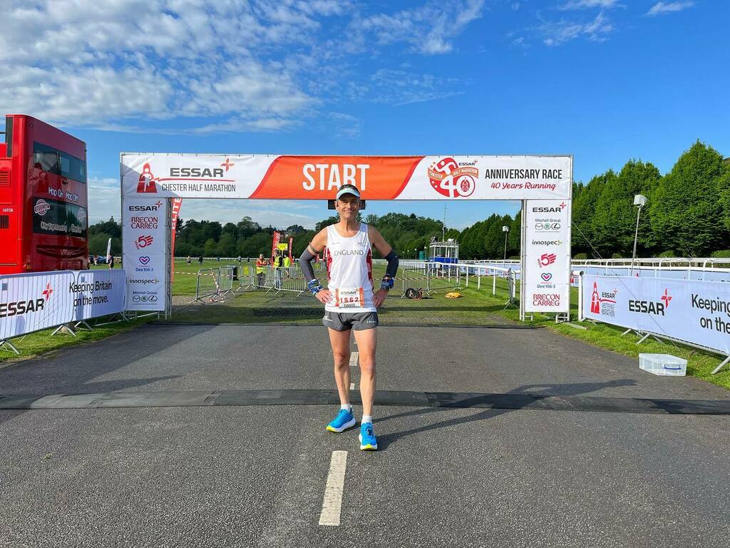 duracell_rachel's tweet photo. Ready for the off! 🏃‍♂️ 
@david_langrish @englandathletics 🏴󠁧󠁢󠁥󠁮󠁧󠁿
.
#england #teamengland #mastersathlete #agegroupmasters #roadrunning #chesterhalfmarathon #essar #chesterracecourse #halfmarathon #kukri #hoka #carbonx2 #timetofly #chiacharge #ageisjust… https://t.co/BjlDgQyxBO https://t.co/wLxxsJ6bFS