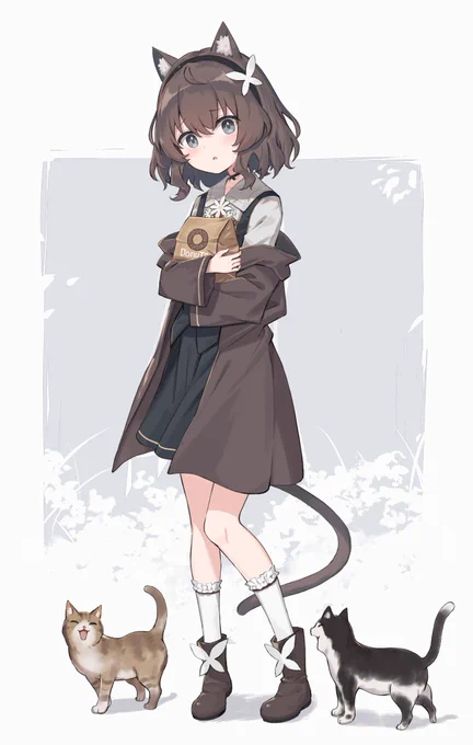 ドーナツが入った袋を大事そうに持った猫 