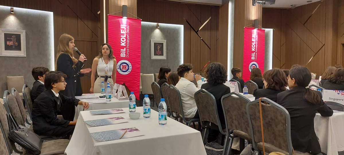 bilkolejleri's tweet photo. At the BİLMUN Conference, the country delegates, who take the floor on the solution proposals for natural disasters, offer counter-solutions.

BİLMUN Konferansında doğal afetler için sunulan çözüm önerileri üzerine söz alan ülke delegeleri karşı çözümler sunuyor.
#bilmun https://t.co/gEnms939mL