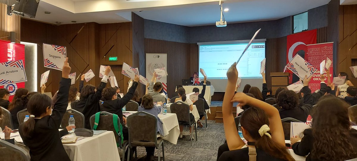 bilkolejleri's tweet photo. At the BİLMUN Conference, the country delegates, who take the floor on the solution proposals for natural disasters, offer counter-solutions.

BİLMUN Konferansında doğal afetler için sunulan çözüm önerileri üzerine söz alan ülke delegeleri karşı çözümler sunuyor.
#bilmun https://t.co/gEnms939mL