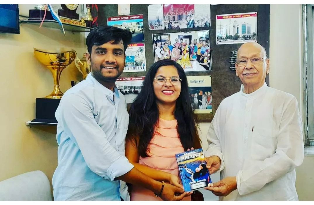 Deepikalalwani9's tweet photo. Happiness Book Gifting to Mr. Deen Bandhu Chaudhary, Indian newspaper publisher. Named Best Awardee, National Press, V.P. India, 1992. Secretary general Citizen's Council, Ajmer.
.
.
#india #clickhappiness #newspaper
@timesofindia @ashokgehlot51 @narendramodi @PMOIndia https://t.co/vSlIj74B7H