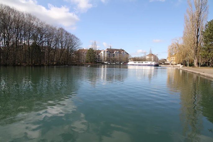 Entre tourisme fluvial et patrimoine culturel, direction Dijon 🌞

🌊 Cette semaine, Bagalad vous emmène visiter un port fluvial autrefois utilisé pour le commerce !

⚓️ Il s’agit aujourd’hui d’un port de plaisance !

👉 Le portrait : bagalad.org/2022/02/16/le-…