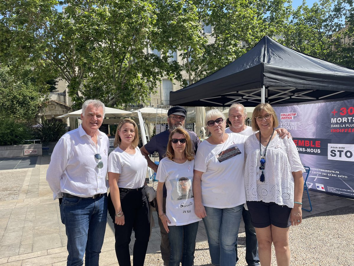 ChaverocheEric's tweet photo. Ce matin nous nous sommes rendu à Montpellier place du marché aux fleurs rencontré le collectif justice pour les victimes de la route. une rencontre émouvante.
 #montpellier #circo3401 #Circo3401 https://t.co/11In0OfNWO