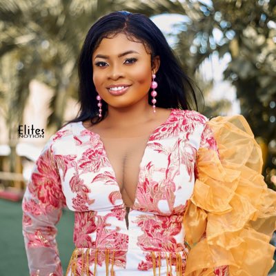 Lizzie__gold's tweet photo. #NewProfilePic https://t.co/uWRyZqJeie