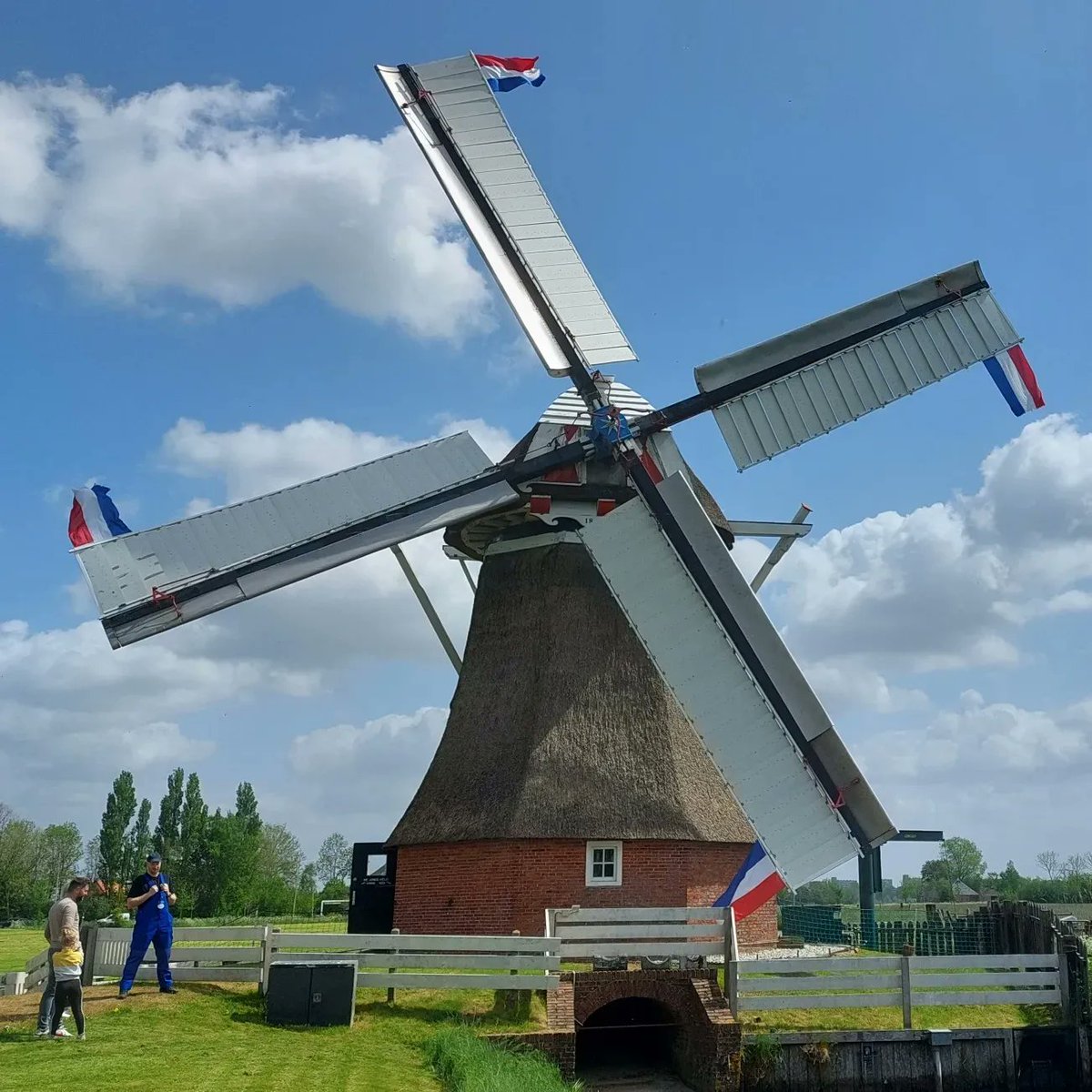 EasyDrivingNL's tweet photo. Het is vandaag #OpenMolendag. Dus heel veel molens kunnen bezoeken en er alles over kunnen vragen bij de molenaar.
Ideaal om zijn mooie zonnige zondag te besteden en uitermate goed te bereiken met één van onze deelauto's!
Foto door EasyRider Rick v.d. Velde, molen bij Slaperstil https://t.co/8eVlwfh2B2