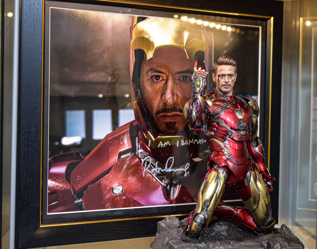 直筆サイン× Hottoys この飾り方の破壊力がヤバくて優勝してる🏆🎉 何