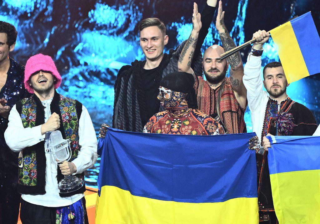 Une victoire symbolique 🇺🇦

Le secrétaire général de l'Otan, Mircea Geoana, a salué dimanche 15 mai la victoire de l'Ukraine au concours de l'Eurovision, qui montre "l'immense soutien public" dont bénéficie le pays attaqué par la Russie.