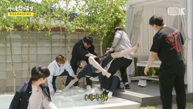 วงวารแทฮยอนมากอ่ะ น้องโดนหิ้วจนตัวลอยเลย 55555 https://t.co/h0Ae3Nu9Mf<a href="/tag/iheartawards"class="tags"><span>#iheartawards</span></a><a href="/tag/bestfanarmy"class="tags"><span>#bestfanarmy</span></a><a href="/tag/btsarmy"class="tags"><span>#btsarmy</span></a>