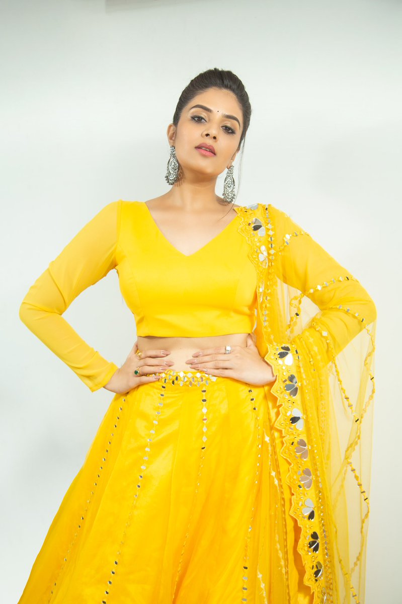 MukhiSree's tweet photo. Saregamapa ✨
Tonight on @ZeeTVTelugu ⭐️

#sreemukhi #saregamapa #yellowmellow https://t.co/FM4Aduoz9h