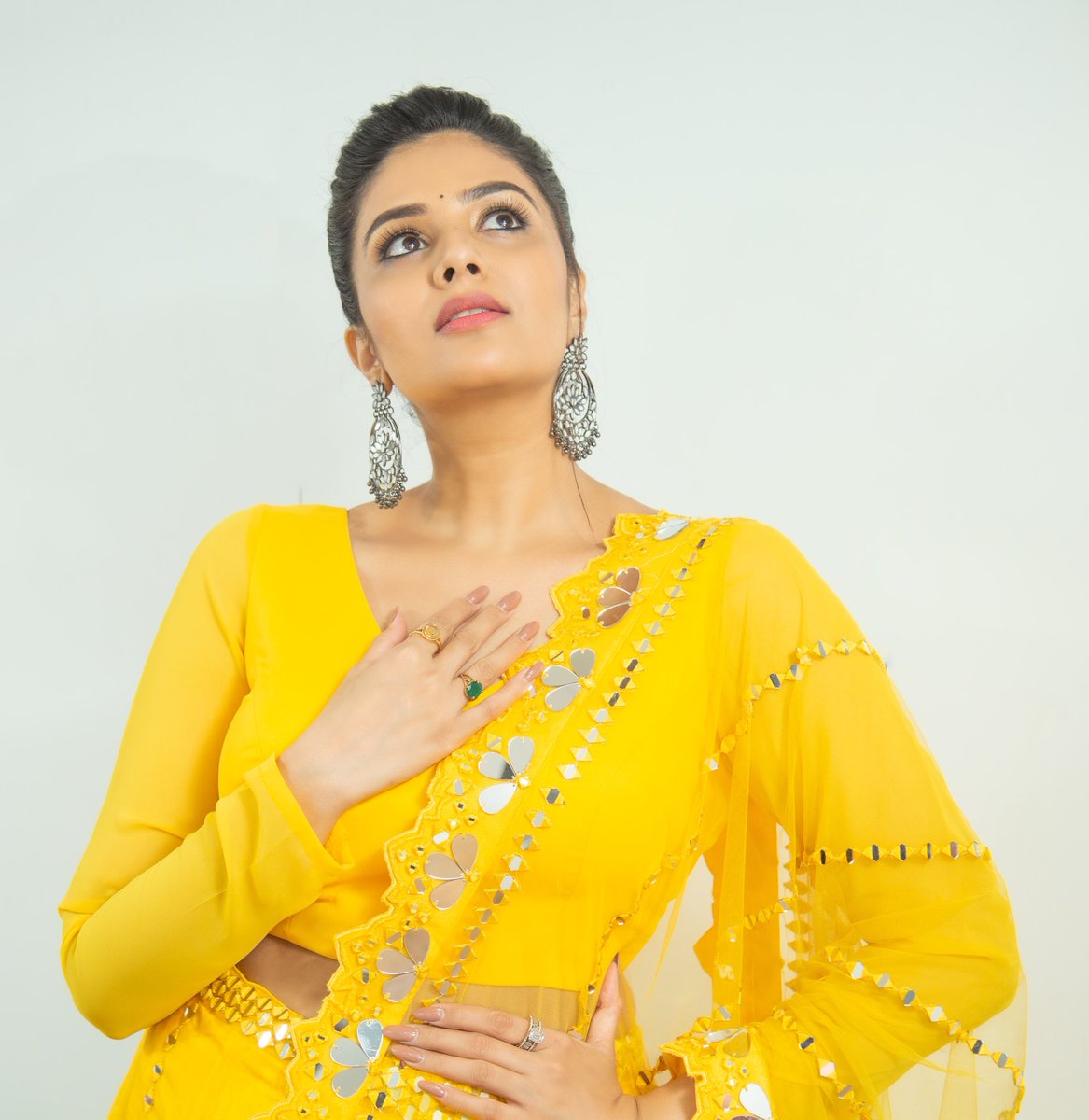 MukhiSree's tweet photo. Saregamapa ✨
Tonight on @ZeeTVTelugu ⭐️

#sreemukhi #saregamapa #yellowmellow https://t.co/FM4Aduoz9h