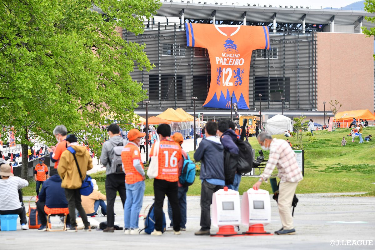 J_League's tweet photo. Ｊリーグ史上初の“#信州ダービー”
多くのファン・サポーターがスタジアムへ駆けつけています🔥

🏆 明治安田生命Ｊ3リーグ第9節
📅 5月15日(日)
🕖 19:00 KO
🆚 #ＡＣ長野パルセイロ vs #松本山雅ＦＣ
🏟 長野Uスタジアム

#Ｊリーグ #Ｊリーグの日 https://t.co/8QOaFMuF6r