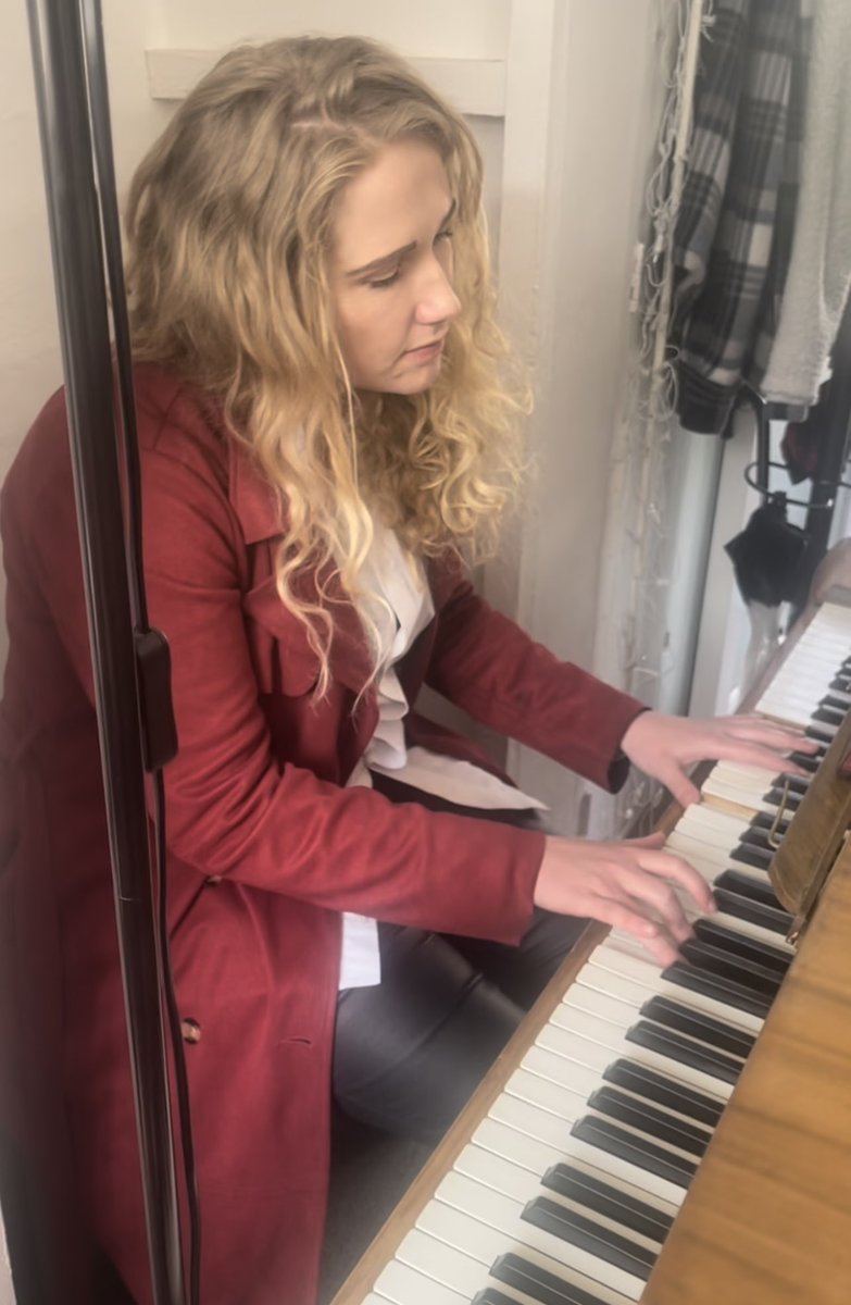 ovalartsdepot's tweet photo. We had @thewildwackyweird pop by to to film their comedy series turning our upstairs room into a police station! One fab actress also jumped on our piano between takes! #roomhire #spacehire #london #eventspace #southlondon #ovalartsdepot #rehearsalspace #filmspace #oval https://t.co/XEu0jVyqE9