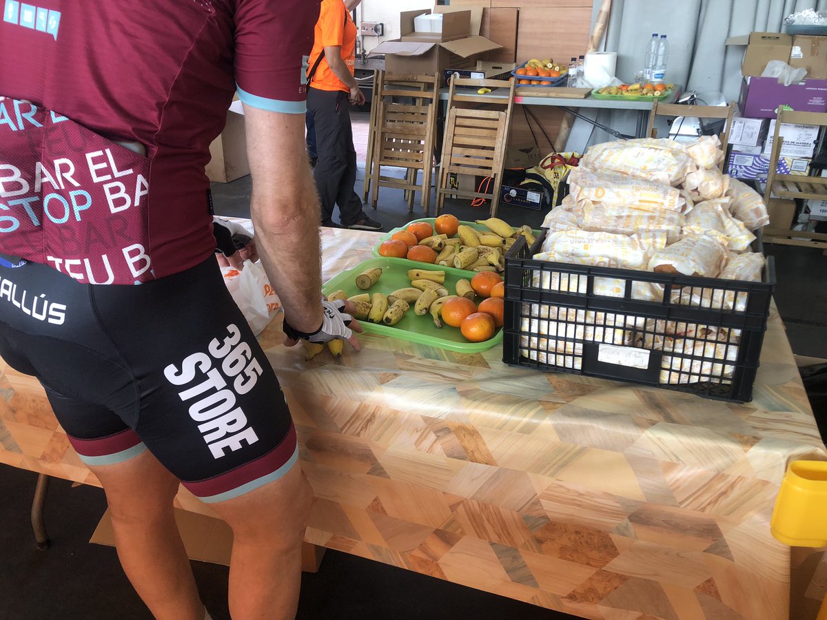 Energy_Tools's tweet photo. Les dues imatges del moment. 🙄
Alguns dels nostres cicloturistes continuen el seu trajecte de 175km i altres omplen el pavelló de Sant Esteve d’en Bas en la cerca de menjar i beure. 🥪
#energytools #remences #olot https://t.co/khZIjzktke