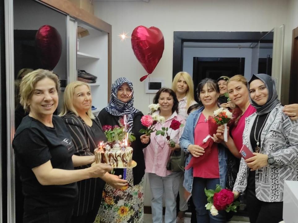 akkdn_osmaniye's tweet photo. Yönetim kurulu üyelerimizle Başkanımız @emineyuksel80 Hanımefendiye #EczacılarGünü münasebetiyle ev ziyaret gerçekleştirdik..
@sadettalmac @ElifTekce3
@tubayilmaz1511 @RahimeKuru2 @memnuniyenazim @Shyltlc @GULAKYUZ1609 https://t.co/tHzdxQyQY4