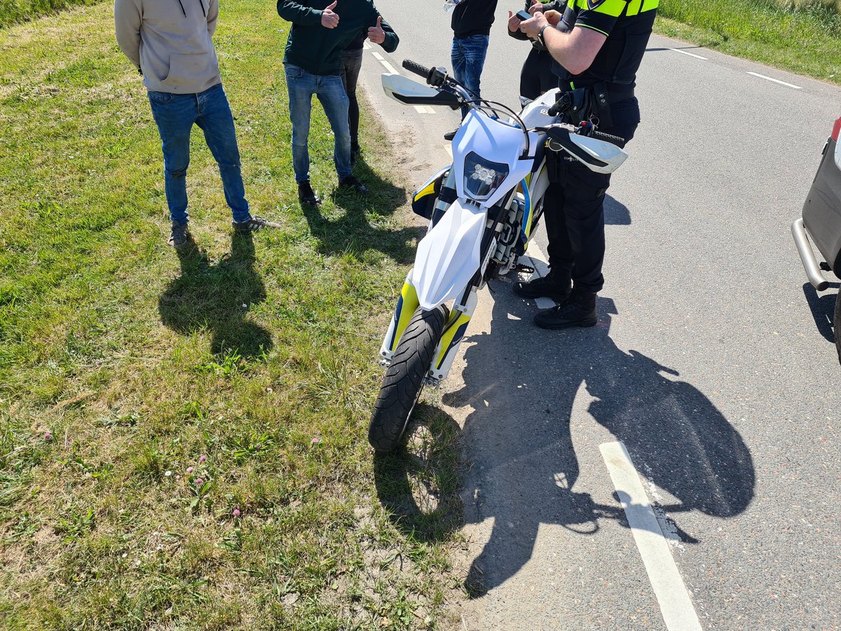 WA_Bleiswijk's tweet photo. 8/5 noodhulpdienst. Toezicht op bekende overlastlocatie aan de Violierenweg Bleiswijk. 35 man aangetroffen met scooters, crossers  en motorfietsen. Racen of stunten met je scooter of crosser word niet getolereerd. Diverse bekeuringen uitgereikt. https://t.co/rjw33lm0oY