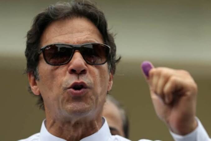 NoorulArfeenSid's tweet photo. گیارہ سو محافظوں کے درمیان غیر محفوظ مسیحا
ہیلی کاپٹر کی سواری سے اُترنا جسے گوارہ نہیں
ایئرپورٹ پر جسے وی آئ پی لاؤنج درکار ہے
اللہ پاک سب کچھ بنائے😡بس یوتھیا نہ بنائے👊
#Pakistan #PTIAttacksDemocracy #ImranKhanPTI #Sialkot #ImranAntiStateActor #PakArmy #COAS #ISI #DGISI https://t.co/0aIxNdJbGa