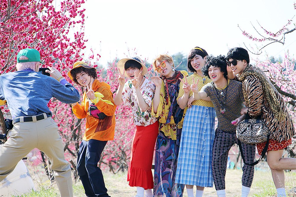 WonHeon_MX's tweet photo. Remember when Mr. Chae take the photo for the beautiful ladies🥰 #MosntaX #몬스타엑스 #7YearsWithMONSTAX https://t.co/v1vc1ulSMr