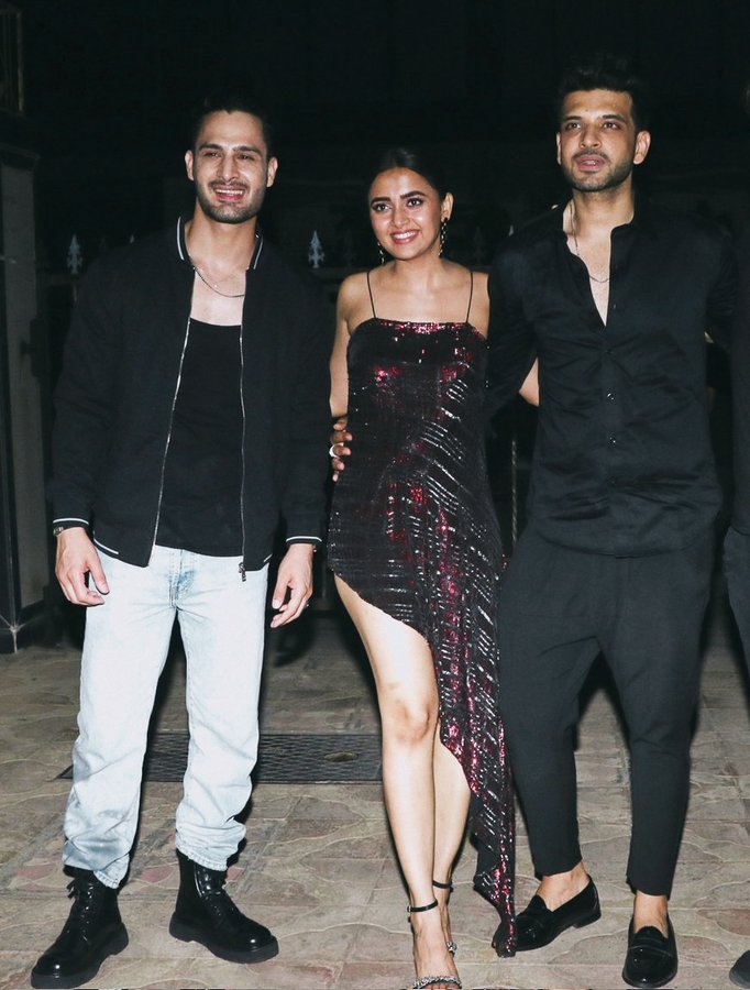 Oneindia's tweet photo. .@itsmetejasswi, @kkundrra and @realumarriaz reunites post BB15

#UmTejRan #umran #TejRan #TejasswiPrakash #KaranKundraa #UmarRiaz https://t.co/2tV21m5bbo