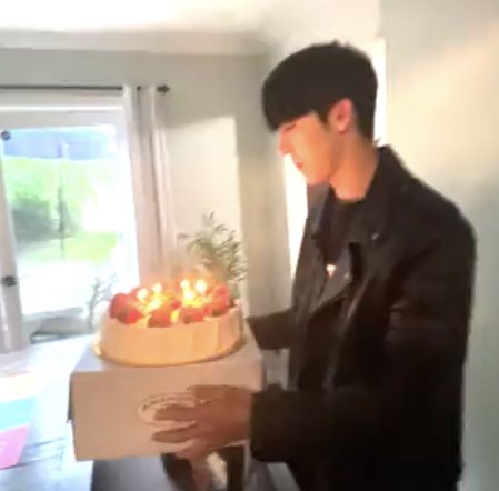 รับบทเป็นคนถือเค้กจุดเทียนเสมอมา