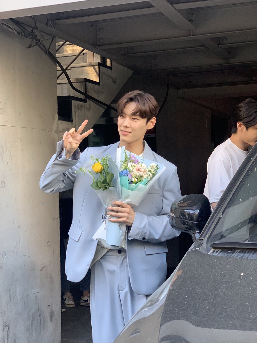 seobin1214_'s tweet photo. 🥺💛 https://t.co/BzZHUUuX7a