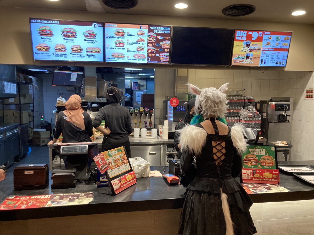 boiledcurry's tweet image. Y’shtola at Burger King, what will she order