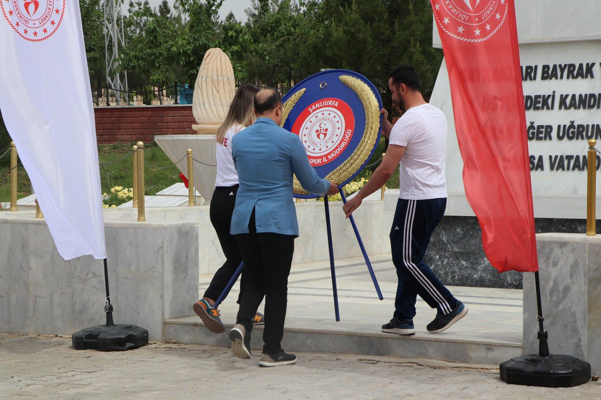 Bu hafta boyunca çeşitli etkinliklerle kutlayacağımız "15-21 Mayıs Gençlik Haftası'nın" açılış törenini Şehitlik Anıtına çelenk sunumuyla başladık.  🇹🇷🇹🇷🇹🇷
#BuBayramSenin #GençlikHaftası 
<a href="/kasapoglu/">Dr. Mehmet Kasapoğlu</a> <a href="/gencliksporbak/">Gençlik ve Spor Bakanlığı 🇹🇷</a>