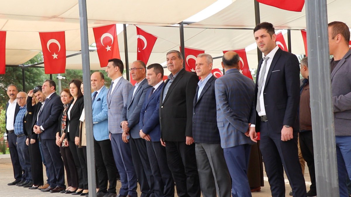 GSB_KarakopruGm's tweet photo. Bu hafta boyunca çeşitli etkinliklerle kutlayacağımız "15-21 Mayıs Gençlik Haftası'nın" açılış törenini Şehitlik Anıtına çelenk sunumuyla başladık.  🇹🇷🇹🇷🇹🇷
#BuBayramSenin #GençlikHaftası 
@kasapoglu @gencliksporbak https://t.co/cJPDIOBl6g