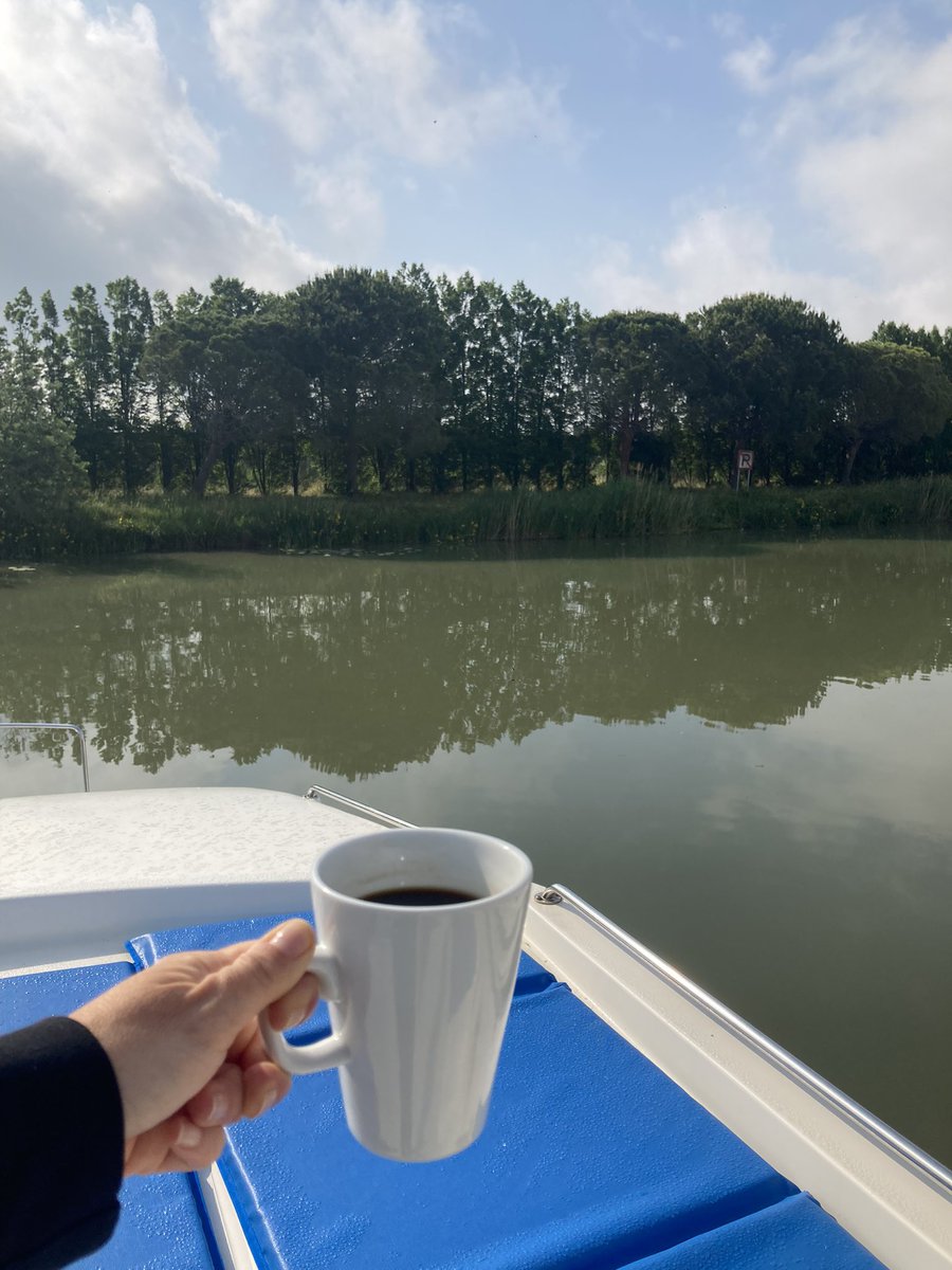 VeroSinmapa's tweet photo. 🤗¡Buenos días! Último café en el barco sin patrón que tanto hemos disfrutado estos días junto a @danfluvial
La experiencia me ha encantado y la recomiendo muchísimo tanto para familias, grupos de amigos, parejas… ¡es toda una aventura! ¿Lo has probado alguna vez? #viajecamarga https://t.co/9ddbYrFeAM