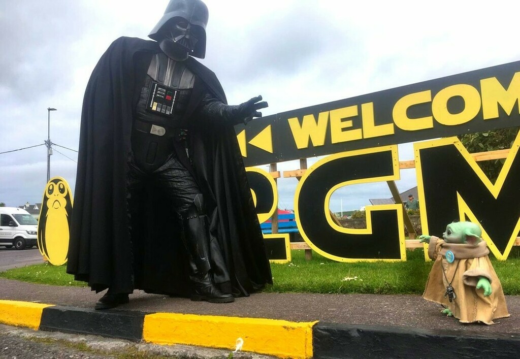 501stIreland's tweet photo. Our Sith Lord SL19793 met up with a strange little fellow down at Portmagee last weekend. He claimed to be a jedi.
He definitely seemed to short to be a jedi. 🤣🤣
#501stIreland #BadGuysDoingGood #VadersFist #DarthVader #Portmagee #Porgmagee #Grogu … https://t.co/0uEXPML8tz https://t.co/tRhHtGgk7s