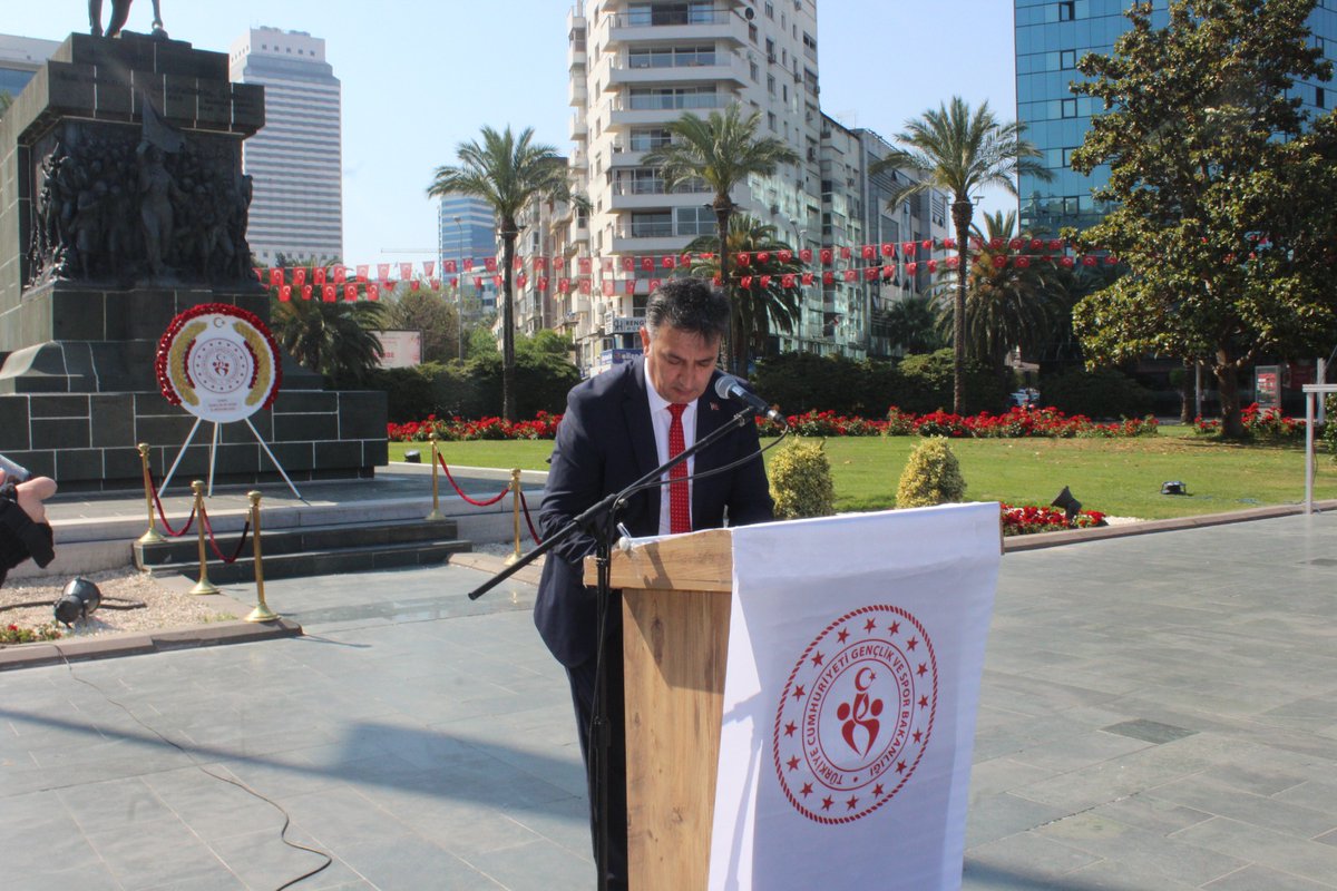 GSB_izmir's tweet photo. 🇹🇷 Gençlik Haftası 
      ( 15-21 Mayıs 2022 )

📍 Cumhuriyet Meydanı Atatürk Anıtı

🇹🇷 Gençlik Haftası programımız İl Müdürü Murat Eskici ve Gençlik Liderlerimizin Atatürk Anıtına Çelenk sunma töreni ile başladı. 
#BuBayramSenin https://t.co/CIFYgIKe2b
