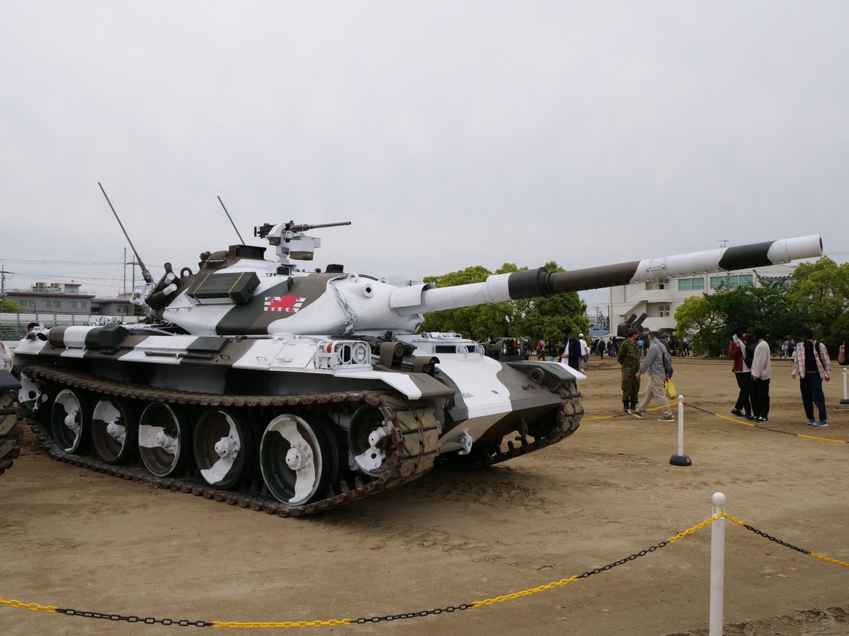 akagi19411208's tweet photo. 本日の第３師団・千僧駐屯地の記念行事にて披露された74式戦車をあげておきます(^^)/
　 
#千僧駐屯地 https://t.co/6QVtB0wHQg