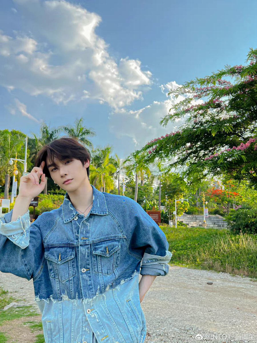 Sun31116766's tweet photo. Nine’s update]

220515 Weibo update 

天气太好了 出来感受一下🥰 ​​​

🔗：https://t.co/5i4CwHbOiA

@naninenai99
#นายท่านกรชิต #高卿尘
#INTO1GaoQingchen  
#INTO1Nine https://t.co/TdJcV88clc