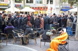 elhotzo's tweet photo. stell dir vor es ist 2071 und du musst deinen Enkeln in der Schlange vor der am wenigsten giftigen Trinkwasserausgabe des Distrikts erklären, dass du 2010 vor einem Apple-Store gecampt hast, um als erster 900€ für ein Handy ausgeben zu dürfen https://t.co/WBZjz4Chxq