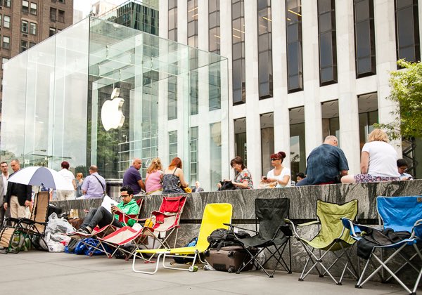 elhotzo's tweet photo. stell dir vor es ist 2071 und du musst deinen Enkeln in der Schlange vor der am wenigsten giftigen Trinkwasserausgabe des Distrikts erklären, dass du 2010 vor einem Apple-Store gecampt hast, um als erster 900€ für ein Handy ausgeben zu dürfen https://t.co/WBZjz4Chxq
