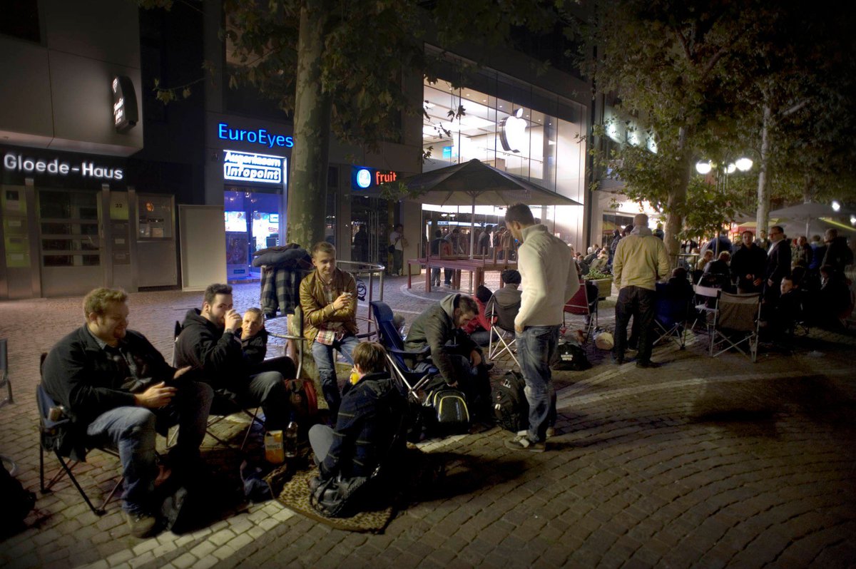 elhotzo's tweet photo. stell dir vor es ist 2071 und du musst deinen Enkeln in der Schlange vor der am wenigsten giftigen Trinkwasserausgabe des Distrikts erklären, dass du 2010 vor einem Apple-Store gecampt hast, um als erster 900€ für ein Handy ausgeben zu dürfen https://t.co/WBZjz4Chxq