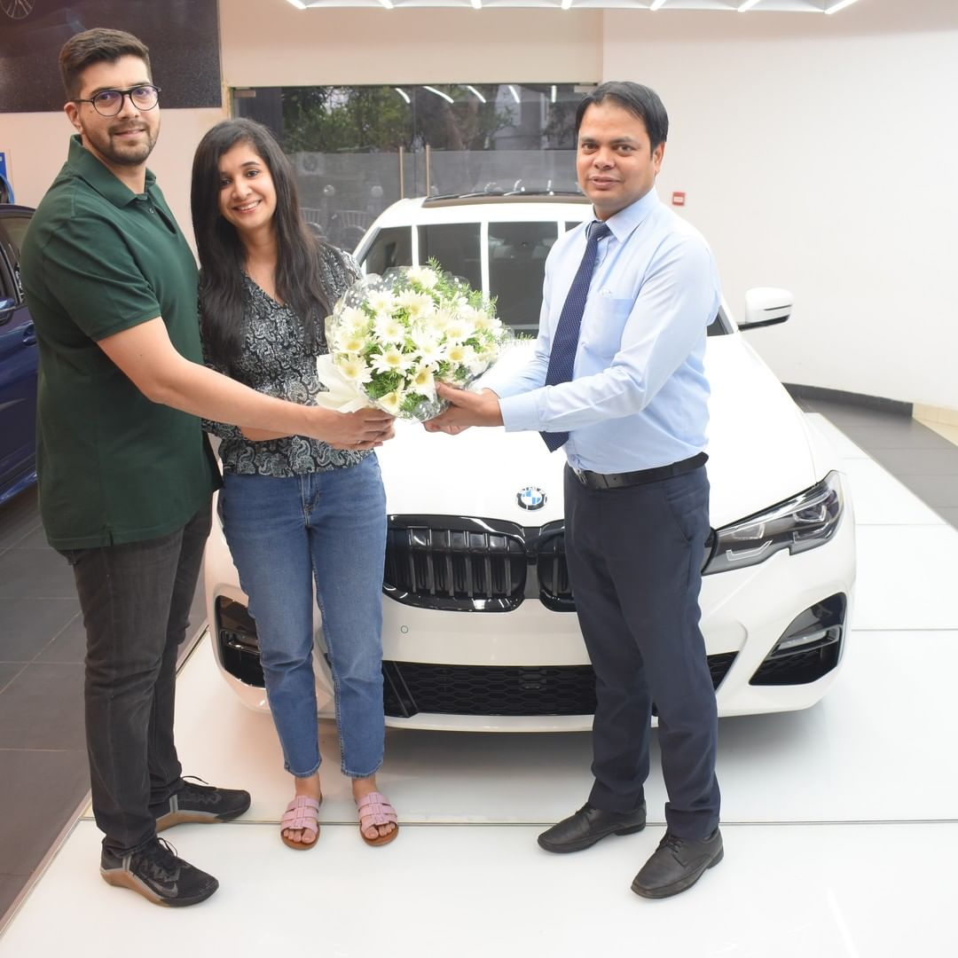 bmwkunbengaluru's tweet photo. A new chapter of #3rill, unlocked.
Congratulations to Mr. Kutub and family on their brand new BMW 3 Series. Welcome to the world of sheer driving pleasure and an ever growing family of #BMW & #NavnitmotorsBangalore
#BMW3Series #Navnitgroup #bmwindia #bmwbangalore https://t.co/ojiosS5C7h