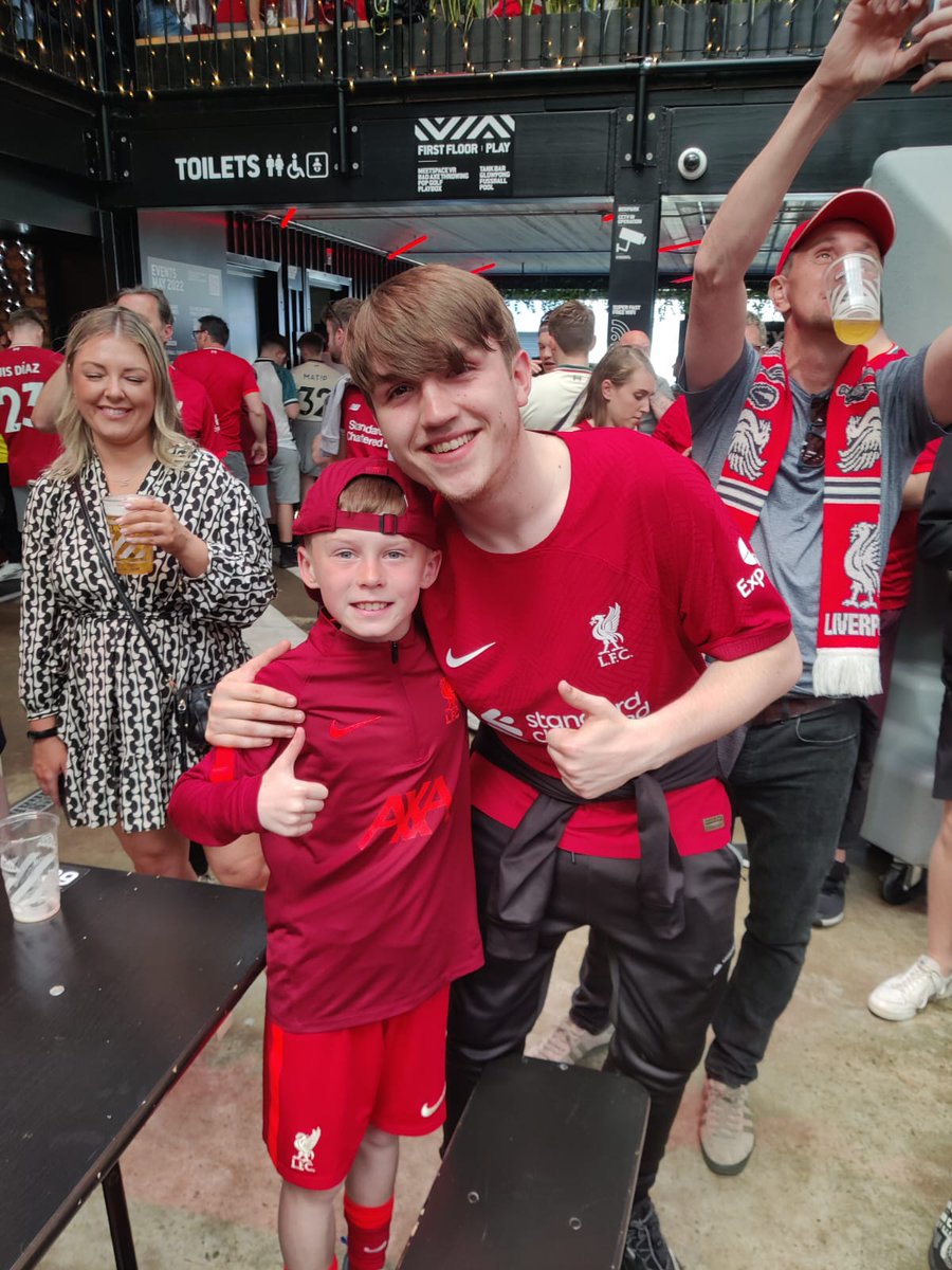 Lynnlloyd78's tweet photo. Living the dream 🏆❤️⚽️🙌❤️⚽️🎉 https://t.co/pTCWbYYWtY