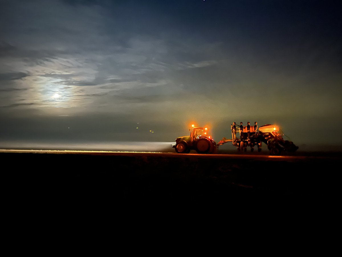 kwelders's tweet photo. Planing around the clock. #htfromthecab. @HuronTractorLtd https://t.co/8eLJFxyeMK