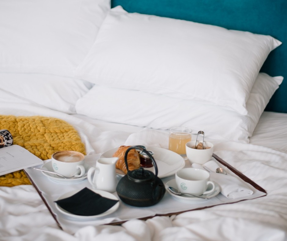 Greenbankhotel's tweet photo. Your Sunday wakeup call awaits.
Transform your weekend by joining us at our harbourside retreat. Click the link here->https://t.co/23jdlav9XL
#falmouth #visitfalmouth #cornwall #lovecornwall #sundayslumber #breakfastinbed #falmouthhotel #breakfasttea https://t.co/aN2BggDSe6