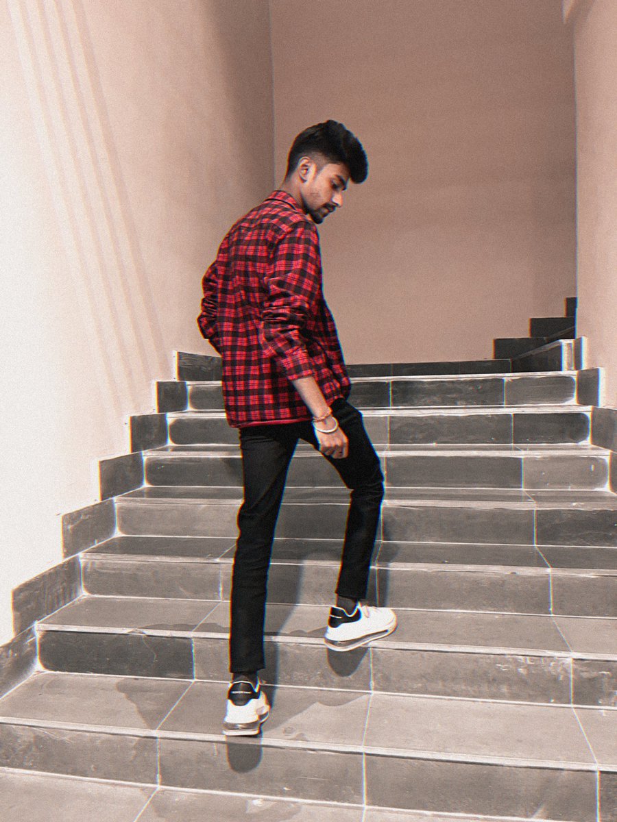 DeepeshKumarBag's tweet photo. Roses are red violets are blue you better run coz I'm coming for you! https://t.co/50mxcy8aYg
