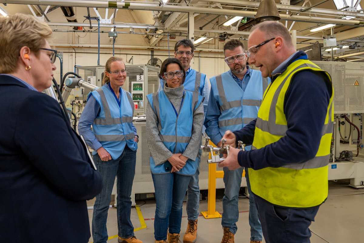JulieShuttlewth's tweet photo. I recently toured the facility with our #FFI and WAE teams to learn more about the production line process that goes behind building high-capacity batteries which are designed to fit around existing vehicle frames – perfect for decarbonising mining haul trucks! https://t.co/pKIAbCfkxE