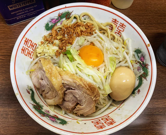 ㊗️初ジロー✨ 待ち時間60分

小ラーメン 汁なし 麺半分(でも普通より多い)ニンニクスクナメ🍜

練習の甲斐あってデフォで卵黄付きなのに煮卵追加したこと以外はカンペキジロリアン💨 