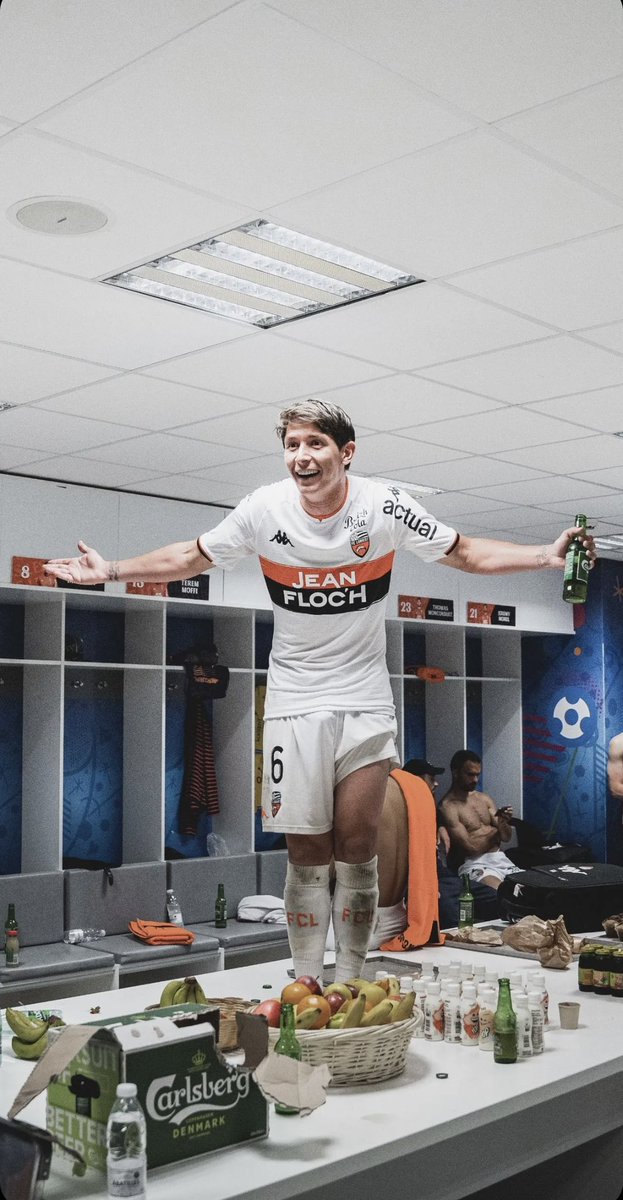 Abergelinho_'s tweet photo. La photo elle est incroyable, le sourire du maintient, la pose d’une bataille remporter et la bière pour fêter ça. C’est bel et bien notre marseillais breton 🧡🖤 (cc @Abergellaurent) https://t.co/v0JXfwufhZ