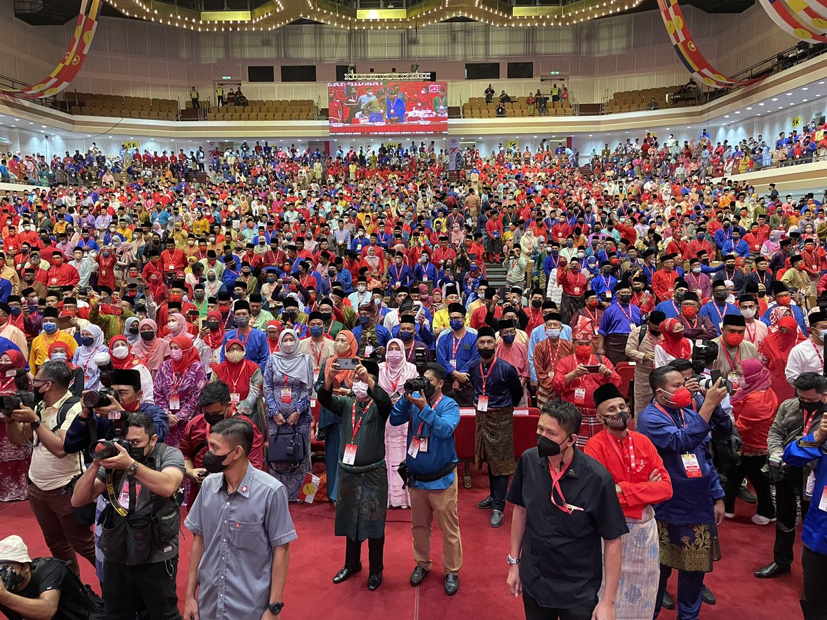 ahmadmaslan's tweet image. *[VIDEO KHAS]*
Sempena sambutan 76 tahun #UMNO yg ditayangkan di #DewanMerdeka #PWTC #WTCKL pada 15/5/22.

Juga 4 gambar yg saya ambil sendiri dari atas pentas Perhimpunan Agung Khas UMNO 2022.

fb.watch/d0rAXp7TdC/

Dipersilan untuk menonton. Tkasih