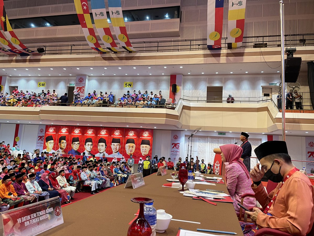 ahmadmaslan's tweet image. *[VIDEO KHAS]*
Sempena sambutan 76 tahun #UMNO yg ditayangkan di #DewanMerdeka #PWTC #WTCKL pada 15/5/22.

Juga 4 gambar yg saya ambil sendiri dari atas pentas Perhimpunan Agung Khas UMNO 2022.

fb.watch/d0rAXp7TdC/

Dipersilan untuk menonton. Tkasih