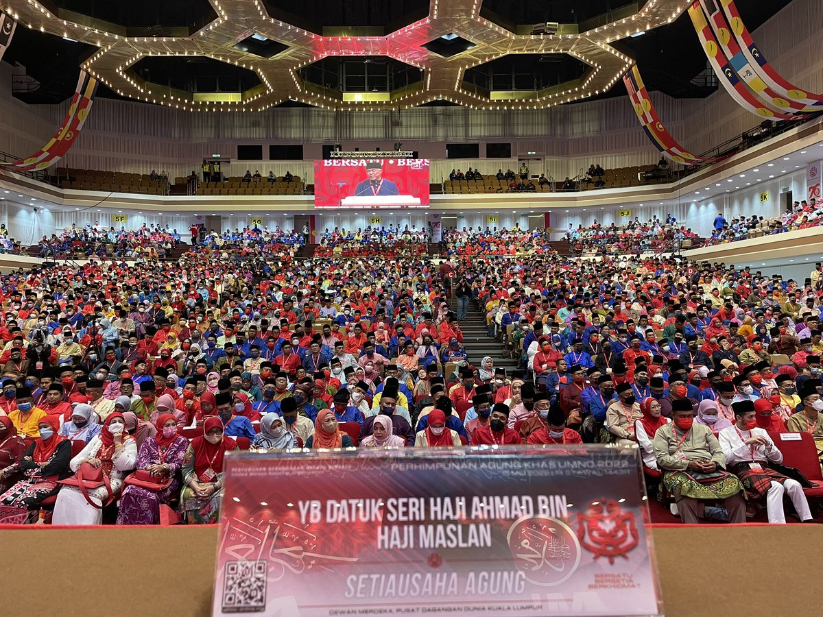 ahmadmaslan's tweet image. *[VIDEO KHAS]*
Sempena sambutan 76 tahun #UMNO yg ditayangkan di #DewanMerdeka #PWTC #WTCKL pada 15/5/22.

Juga 4 gambar yg saya ambil sendiri dari atas pentas Perhimpunan Agung Khas UMNO 2022.

fb.watch/d0rAXp7TdC/

Dipersilan untuk menonton. Tkasih
