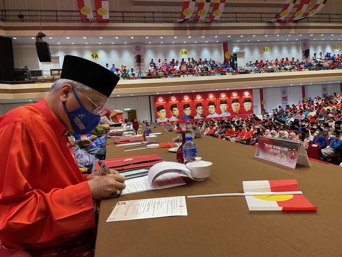 ahmadmaslan's tweet image. *[VIDEO KHAS]*
Sempena sambutan 76 tahun #UMNO yg ditayangkan di #DewanMerdeka #PWTC #WTCKL pada 15/5/22.

Juga 4 gambar yg saya ambil sendiri dari atas pentas Perhimpunan Agung Khas UMNO 2022.

fb.watch/d0rAXp7TdC/

Dipersilan untuk menonton. Tkasih
