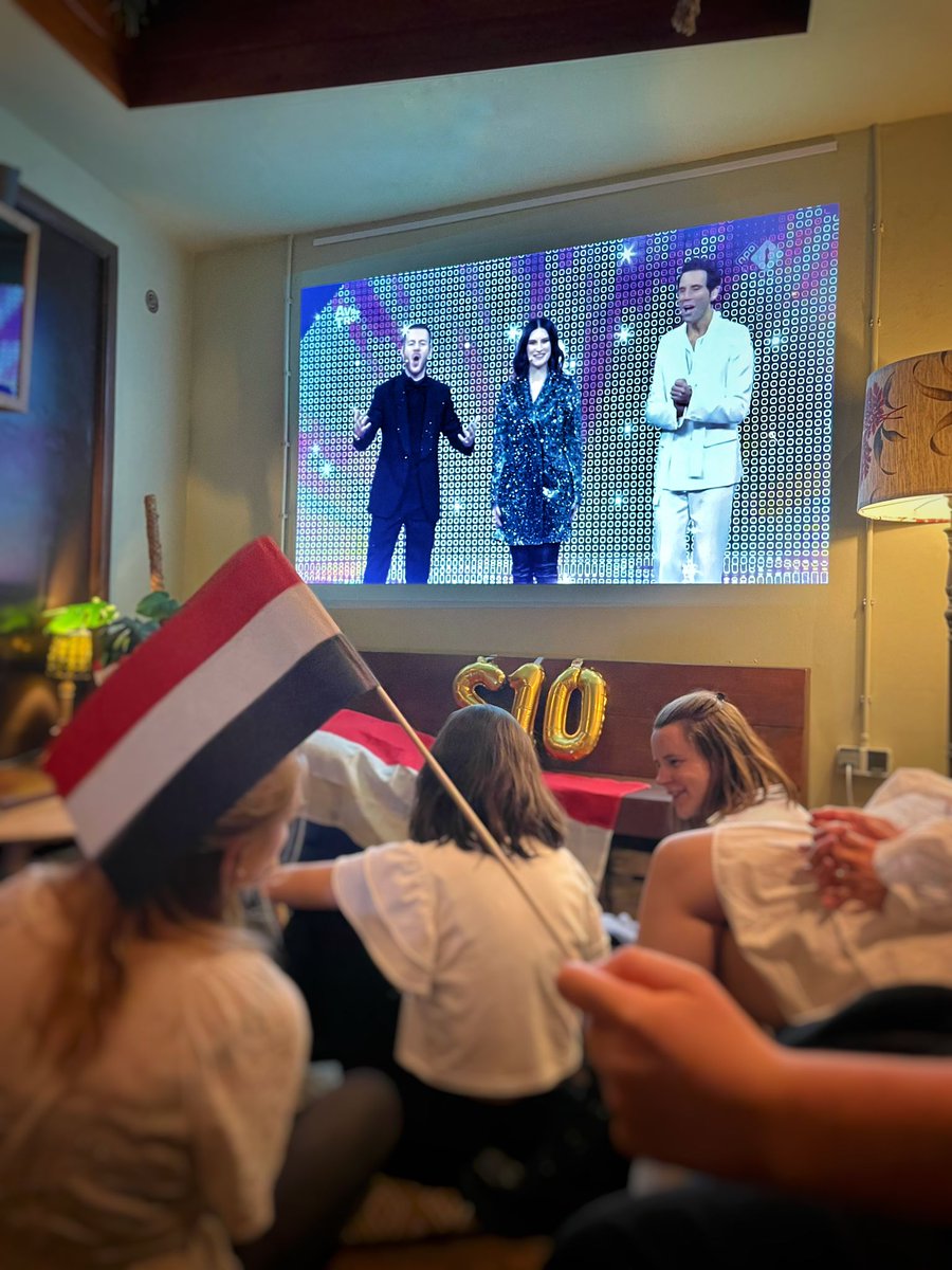 CafeDeOpstand's tweet photo. Gisteren hadden we het songfestival op grootbeeld in de Opstand en @SowieSophie  maakte deze sfeerimpressie 🤩 Het was een geweldige avond 🥰 https://t.co/yzNHiX93Hc