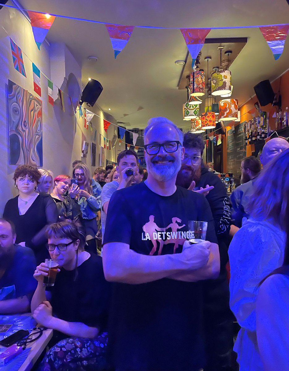 CafeDeOpstand's tweet photo. Gisteren hadden we het songfestival op grootbeeld in de Opstand en @SowieSophie  maakte deze sfeerimpressie 🤩 Het was een geweldige avond 🥰 https://t.co/yzNHiX93Hc
