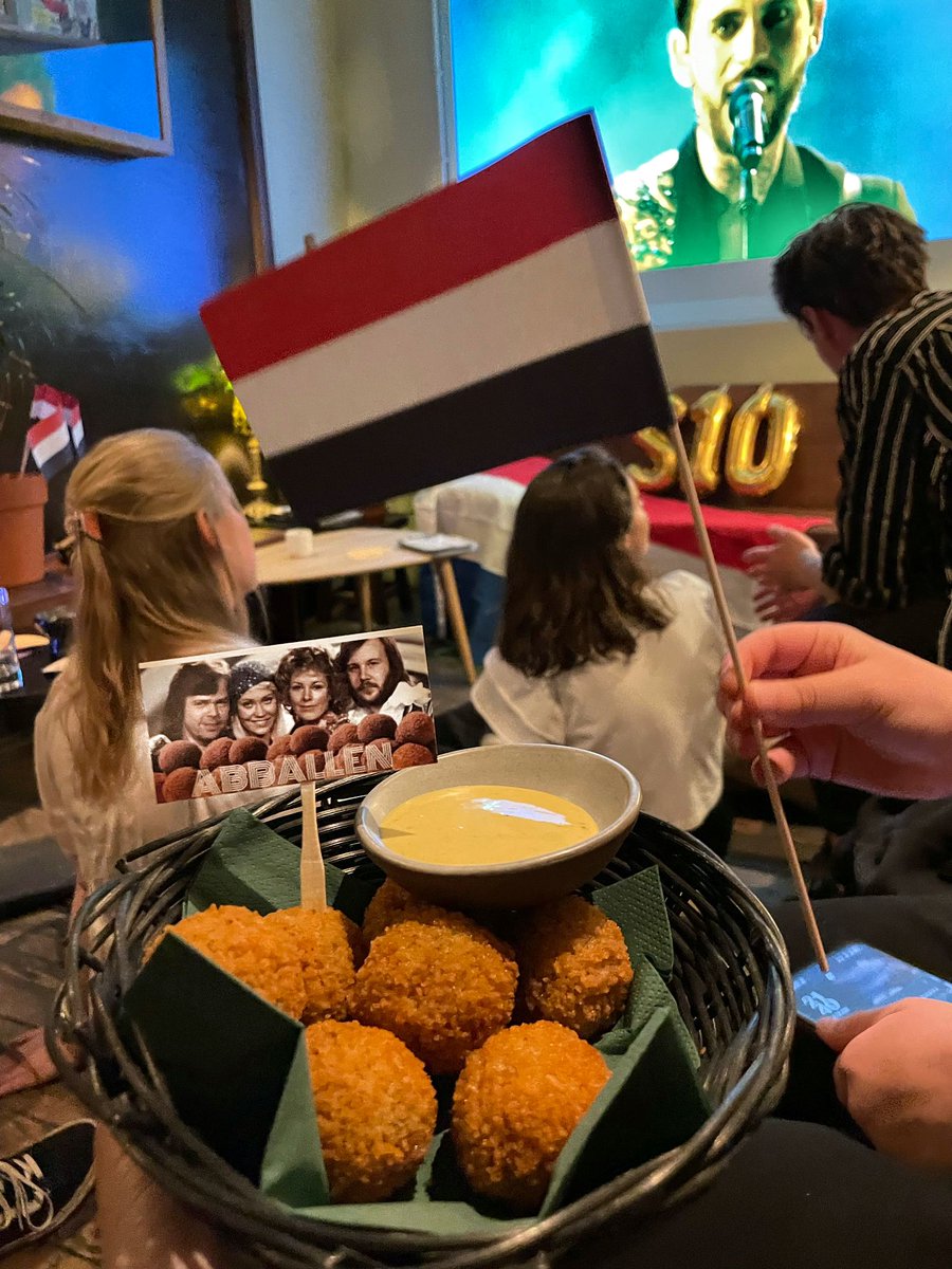 CafeDeOpstand's tweet photo. Gisteren hadden we het songfestival op grootbeeld in de Opstand en @SowieSophie  maakte deze sfeerimpressie 🤩 Het was een geweldige avond 🥰 https://t.co/yzNHiX93Hc